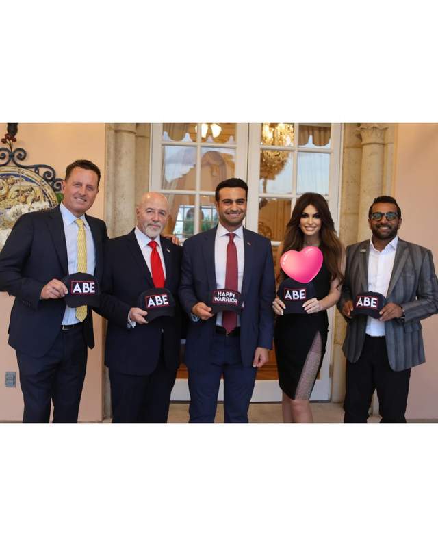 特朗普55岁大儿媳身材火辣!渔网装叠穿V领黑裙,抹黑色眼影真个性