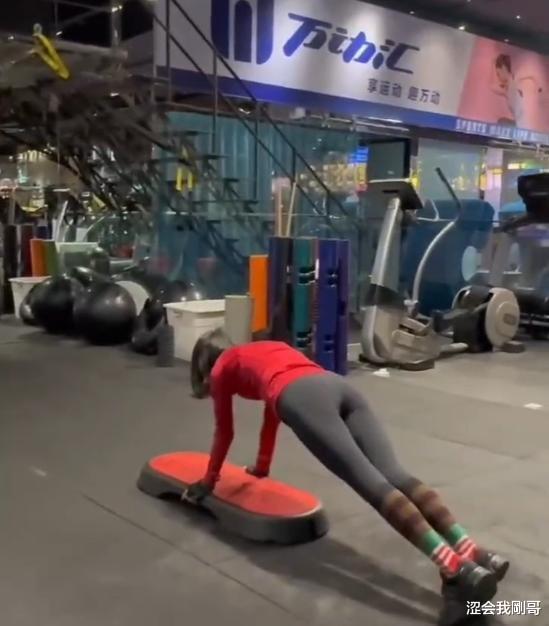 健身8年的63岁阿姨身材如同少女般婀娜,网友:我看阿姨也是风韵犹存呐!