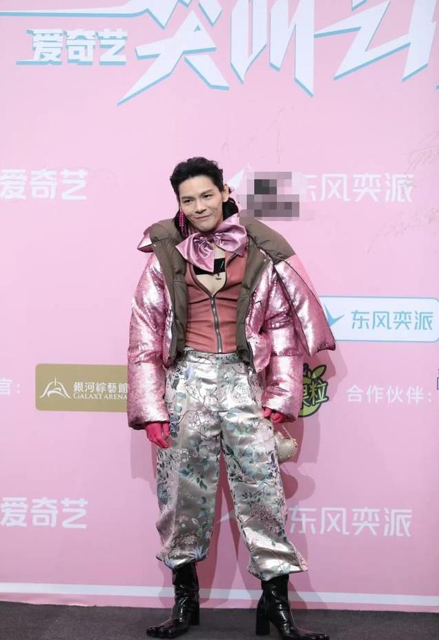 尖叫之夜：邓为银发撕漫男，成毅翩翩公子 都不及向佐粉色女装抢眼