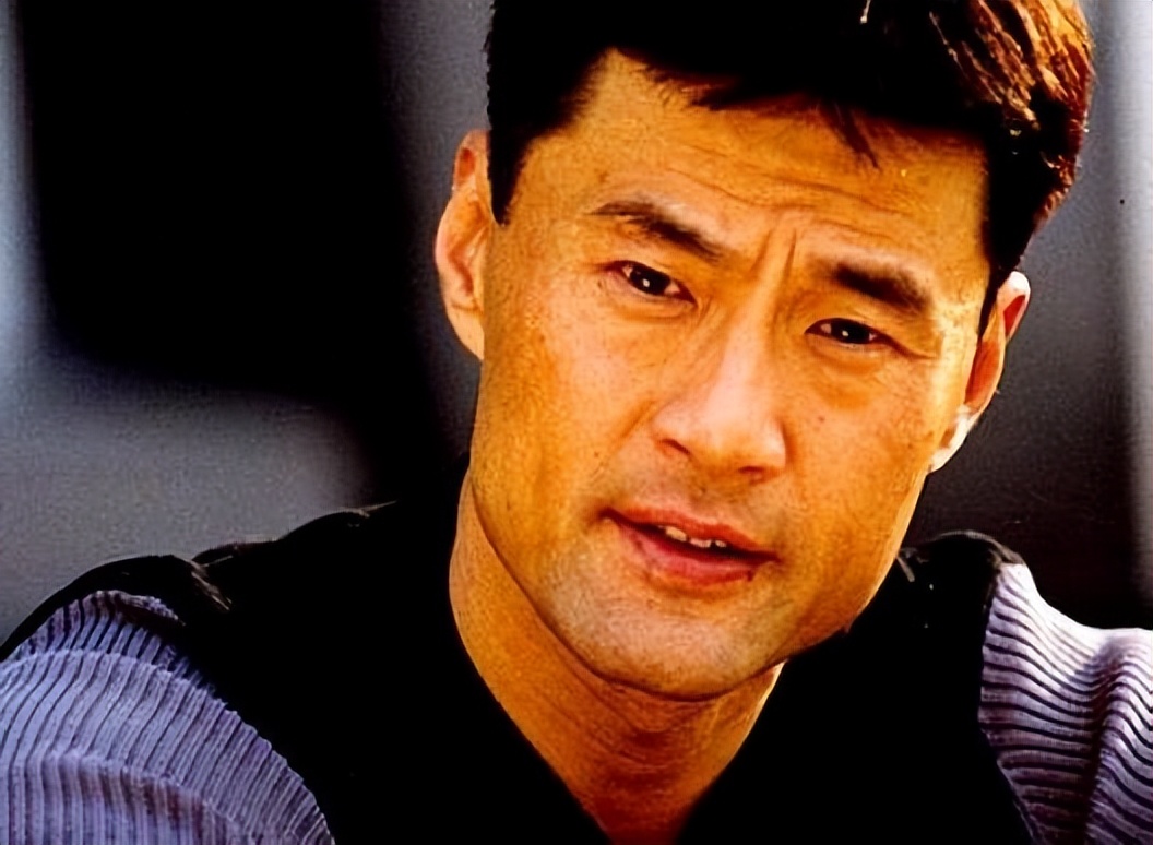 62岁利智幸福满满,被李连杰抛弃,住贫民窟10年的黄秋燕怎样了?