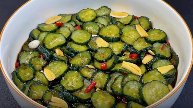 腌酱黄瓜，切不可只加盐杀水，教你一招，脆爽开胃，放半年都不坏