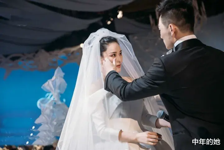 网友:“张馨予以为嫁了个将军,没想到嫁了个保安?”