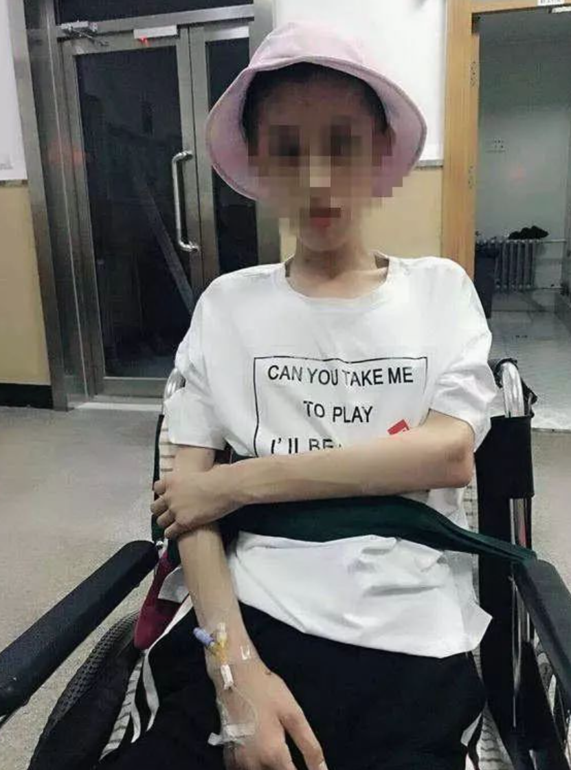 太吓人!女子体重50斤仍在减肥,网友:真怕她跳着跳着散架了