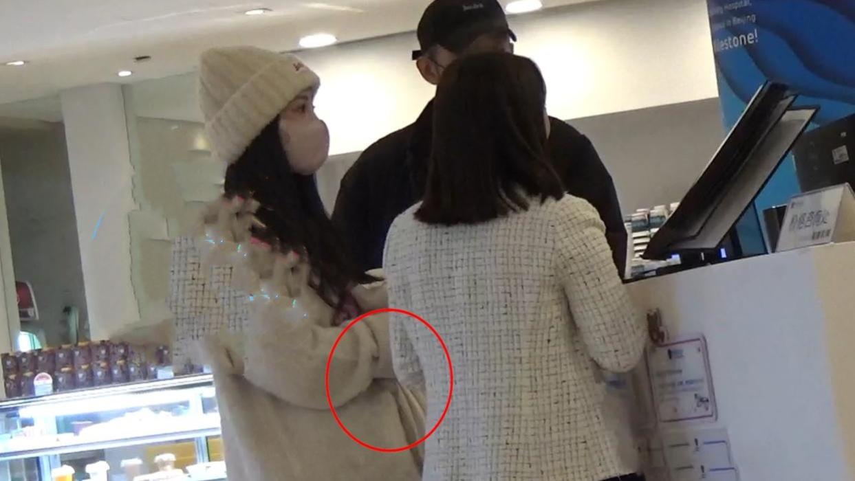 柳岩要当妈妈了？挺着大肚子和男友现身妇产科医院，小腹隆起明显