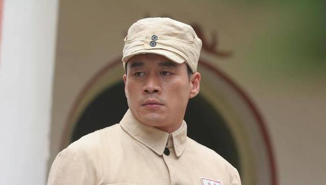 54岁“武松”丁海峰曝光:在美国树林砍柴烤肉,美国豪宅尽显气派