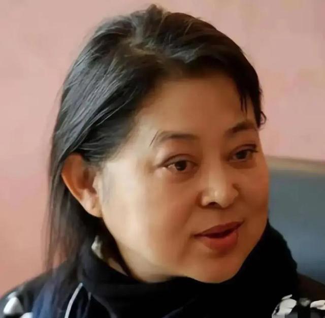 倪萍科技美容后惊艳亮相！65岁穿卡通T恤拍大片，嫩回25岁！