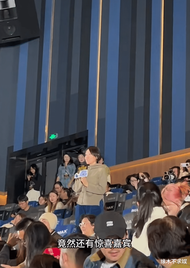 邓超一家4口看电影,10岁小花腿长又时髦,13岁等等时髦又有范!