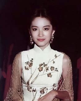 林青霞:岁月不败的女神,70岁依旧惊艳香港巴塞尔艺术展