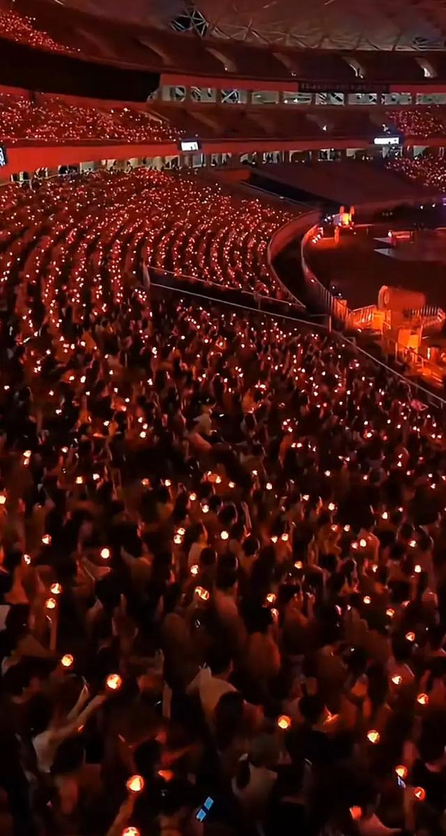 不解！45°的重庆，竟然6万人去看华晨宇演唱会，到底谁在看？