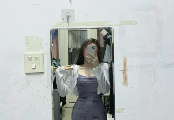 女大学生宿舍“做生意”,导致频频扣分,辅导员:客流量太大了