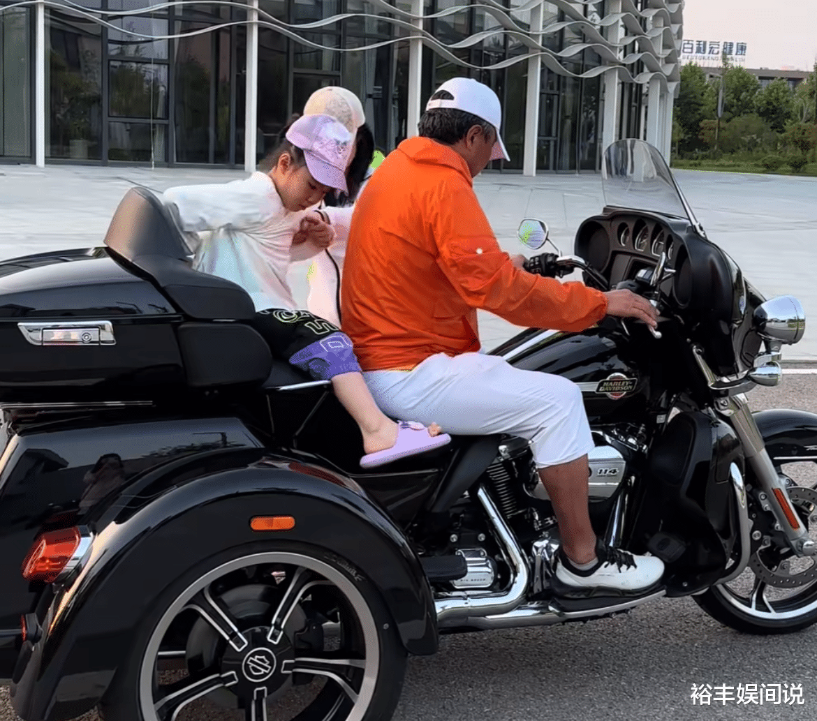 太壕了!王楠老公开70万摩托车,不戴头盔遭抨击,真实缘由让人叹服