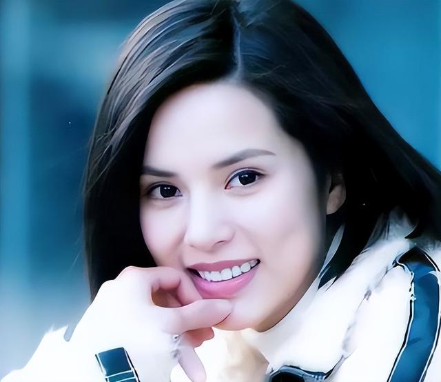 她一生被老头“白睡”10年，并且还倒贴上亿，如今下场令人唏嘘