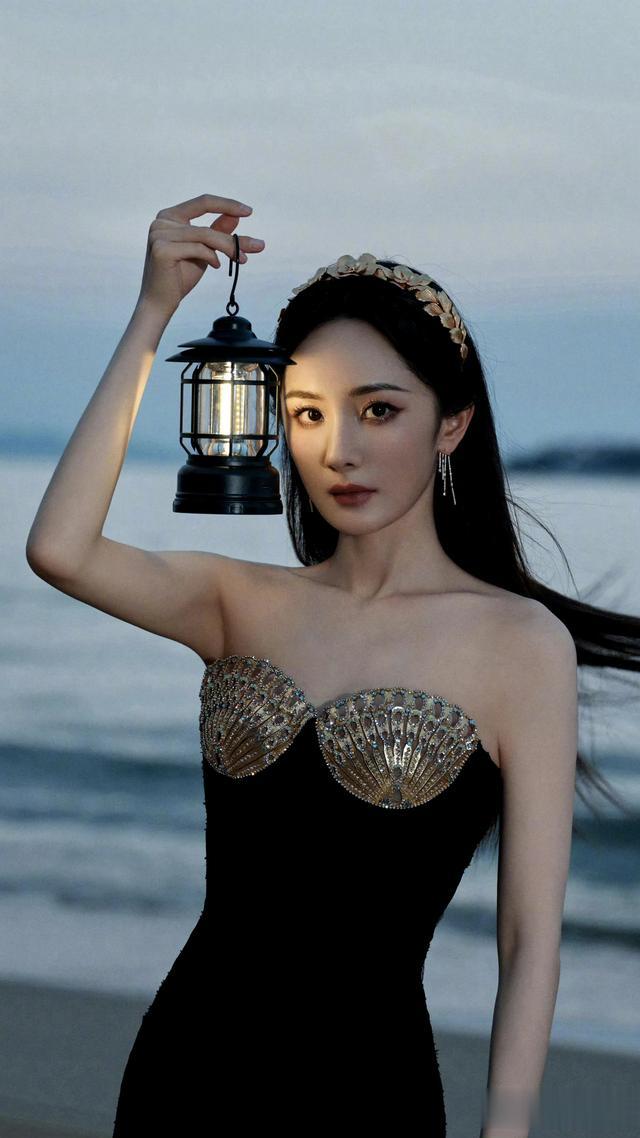 杨幂 身着黑色蕾丝裙 ,简直就是海神降临。美到爆炸!