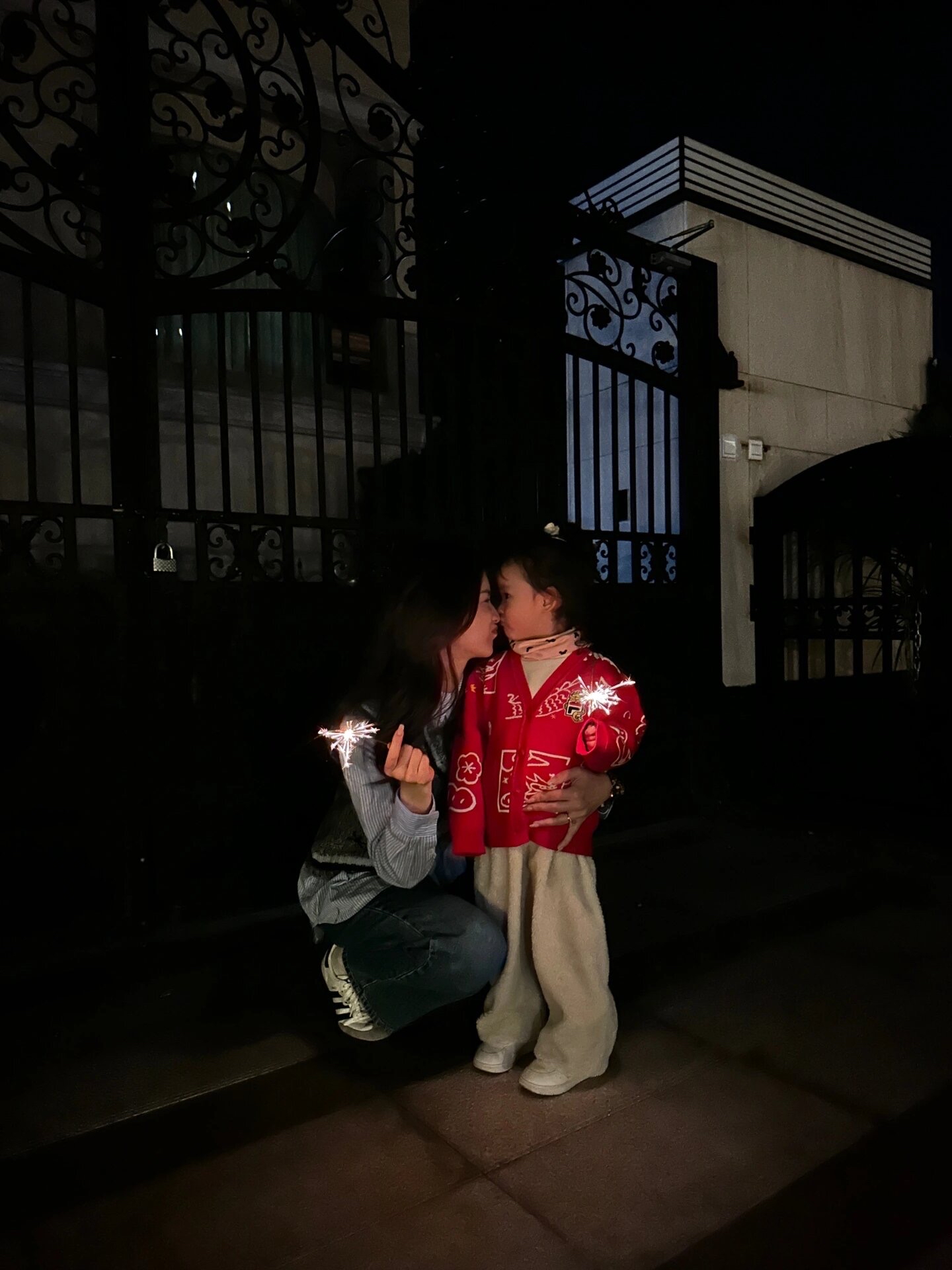 张馨月晒过年全家福，林峯状态显疲惫，女儿luna古灵精怪好可爱