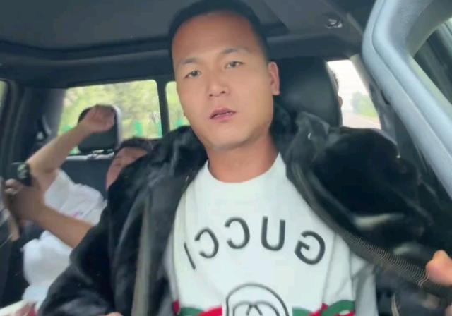 墙倒众人推！网红潘宏被曝踩儿子头合影，曾因故意伤害判刑一年