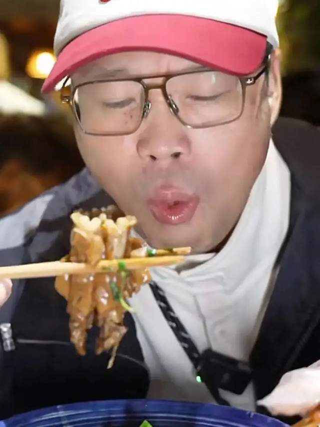 王迅现身乌镇吃路边摊,豪华套餐引关注,新款三折叠低调入境!