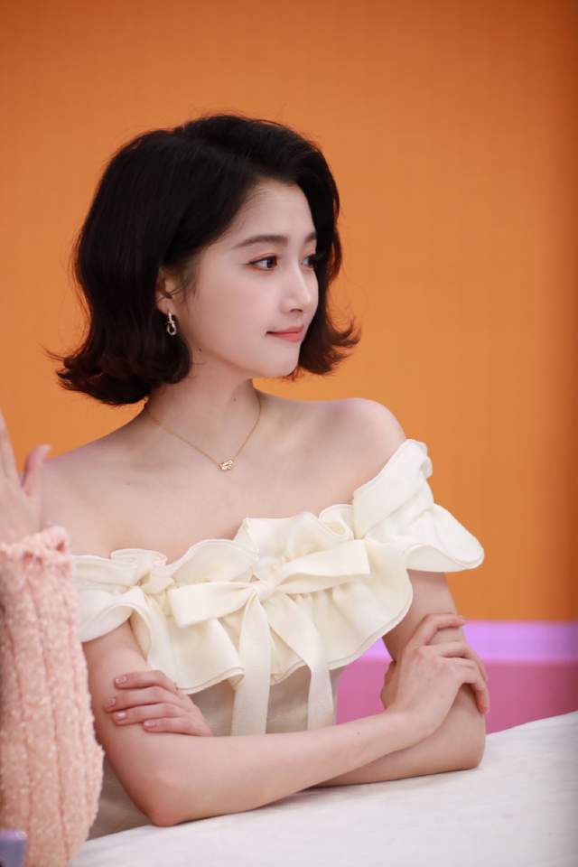 关晓彤忙里偷闲晒美照引热议，裤子长短引争议，网友：难看不协调