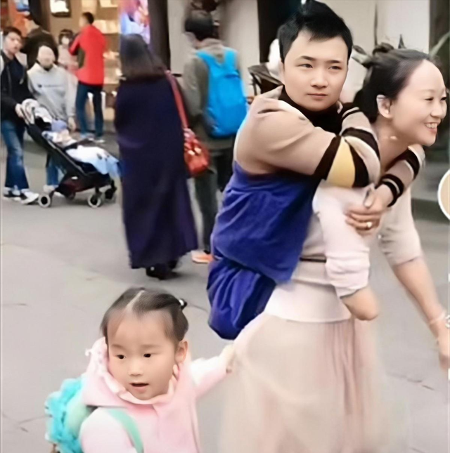 “连体夫妻”爆红后,无腿丈夫抛妻弃子另寻新欢,现状令人唏嘘