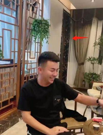 宋小宝豪宅内景罕见曝光,上下三层奢华空旷,屋里摆满盆栽似花园