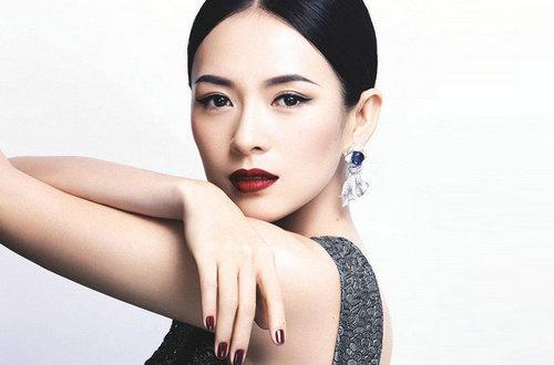 章子怡纯素颜露面，没画眉毛气质大跌？40岁的状态很真实