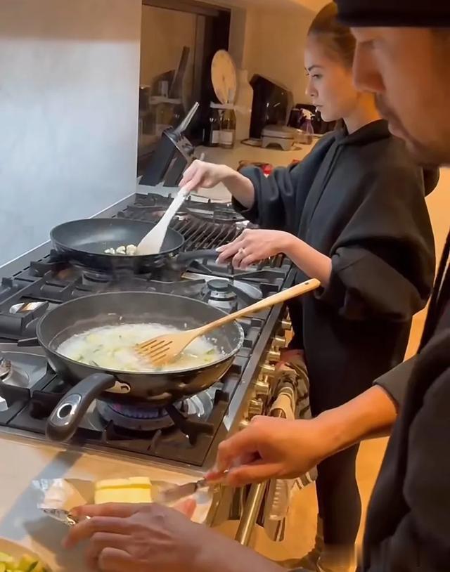 昆凌夫妇穿情侣装买菜,周杰伦下厨做麻辣炖饭,二人共用灶台好甜