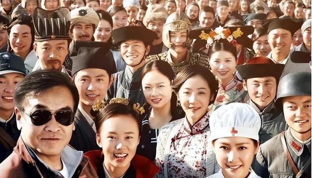 幻想一夜成名!横店群演校花泛滥成灾,一天片酬70块蹲地吃盒饭