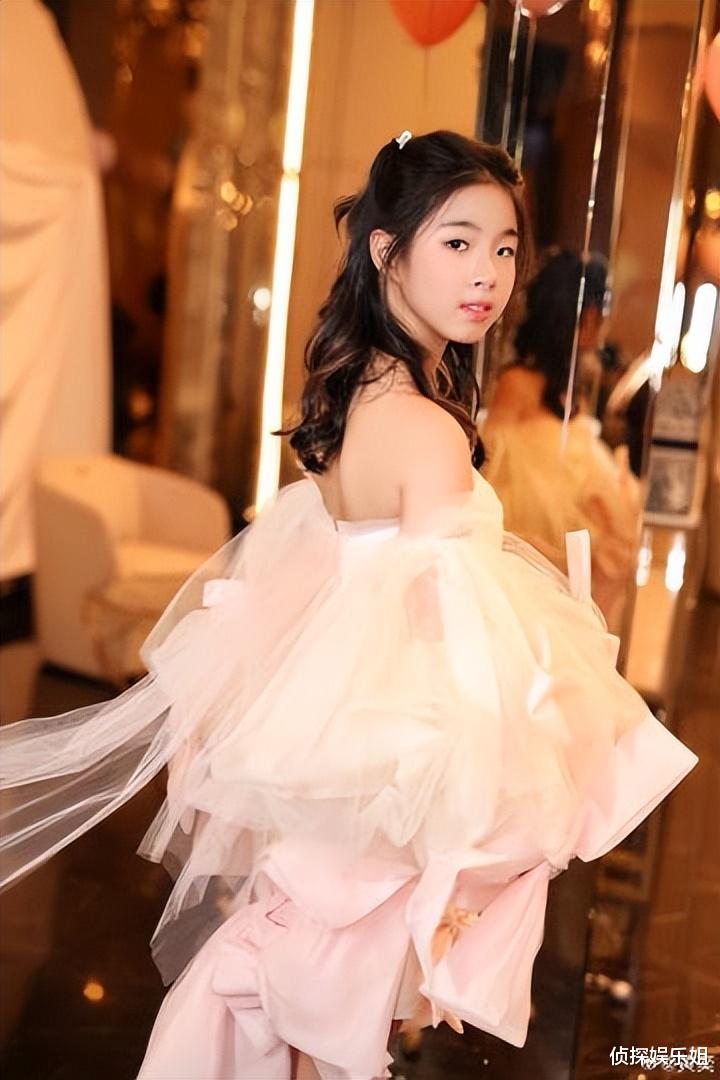 黄奕庆女儿小学毕业,11岁铛铛身高近一米七,化美妆穿礼服裙好漂亮