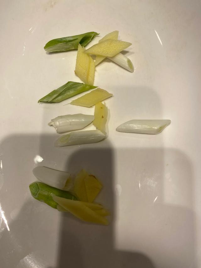 清蒸鲈鱼,鱼鲜肉嫩,老厨师亲授厨艺,原来诀窍有3步,建议收藏