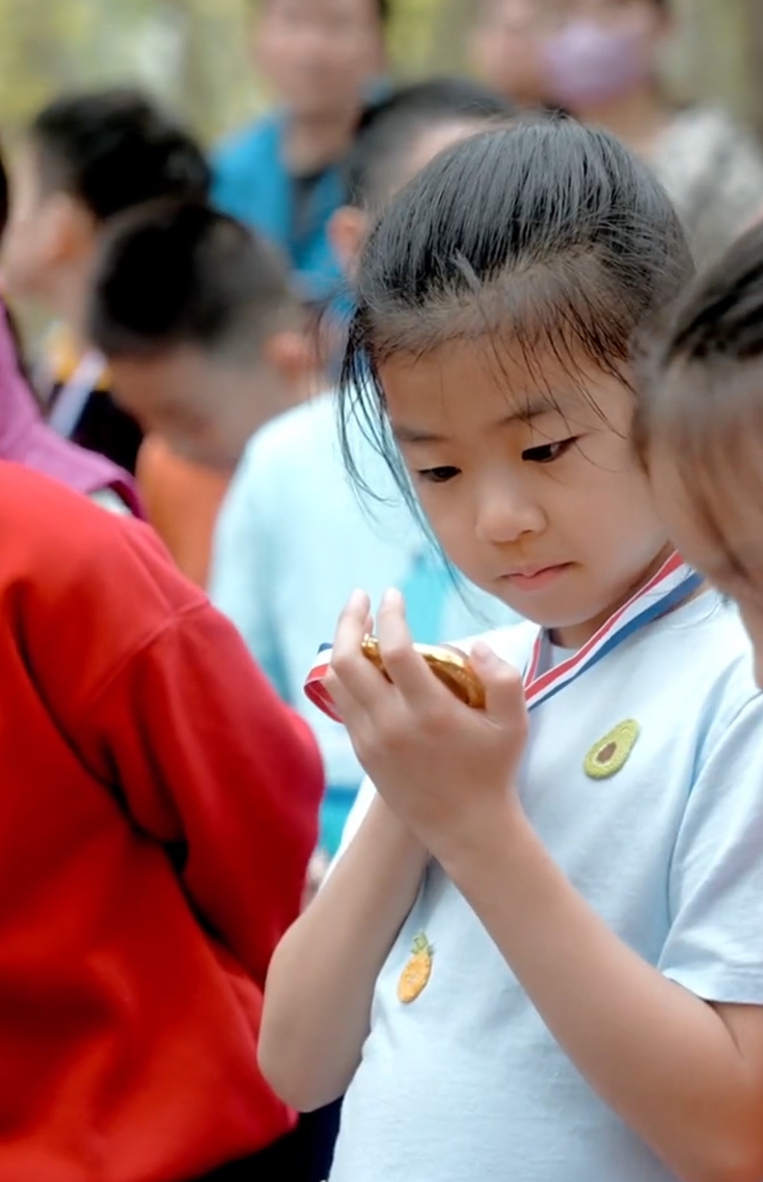 汪峰儿童节陪女儿参加运动会,8岁醒醒高清正脸出镜,不像章子怡