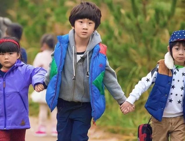 《爸爸去哪儿》五位萌娃现状,王诗龄16岁开大劳,kimi帅到认不出