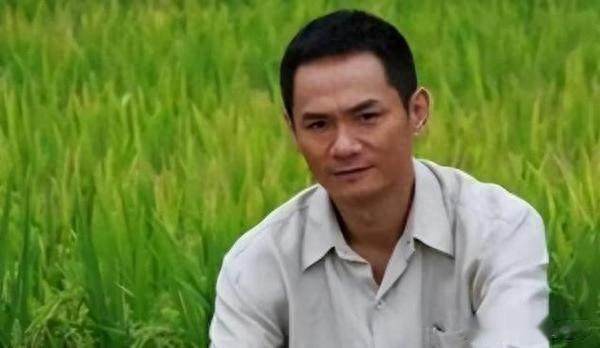 15年前,他在爱妻葬礼上哭到昏厥,发誓永不再娶,如今怎么样了