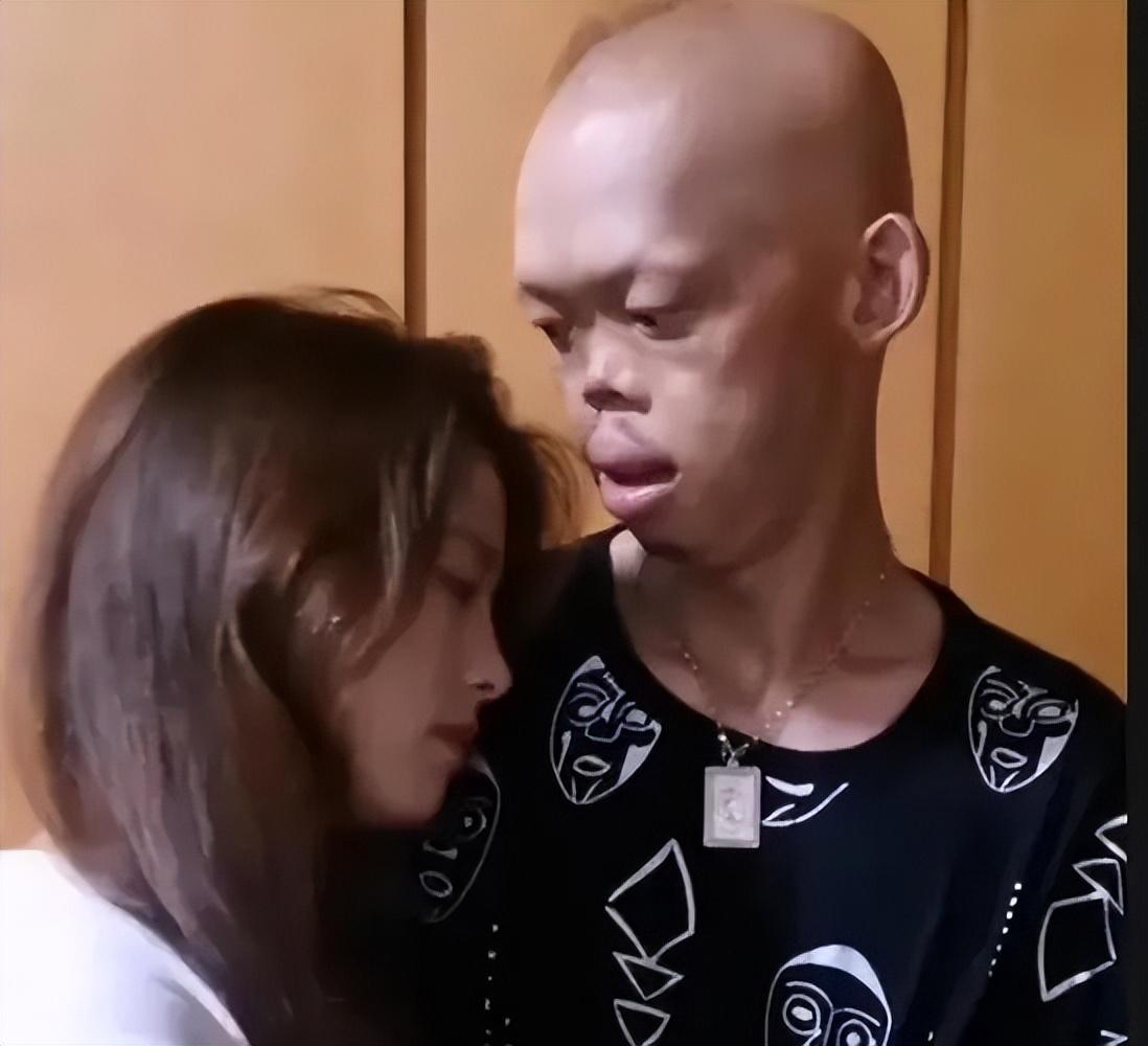 癞蛤蟆专吃天鹅肉!“妖魔”演员李平安,长相怪异却得“美艳”妻