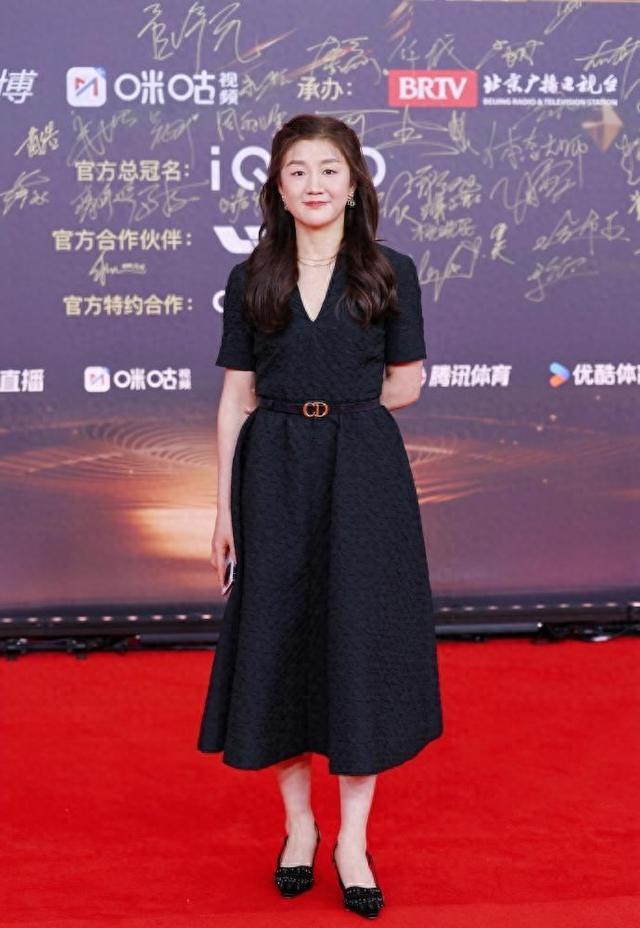 第15届奥斯卡红毯:绯红女巫露背秀身材,却被大表姐的孕肚抢镜了