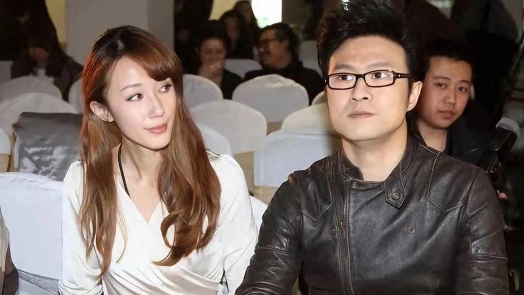 53岁汪峰带小20岁女友见家长，终于了明白章子怡为什么会输…