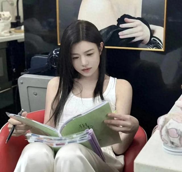 41岁陈妍希离婚后彻底放飞！穿白色卫衣玩下半身失踪，变化真时髦