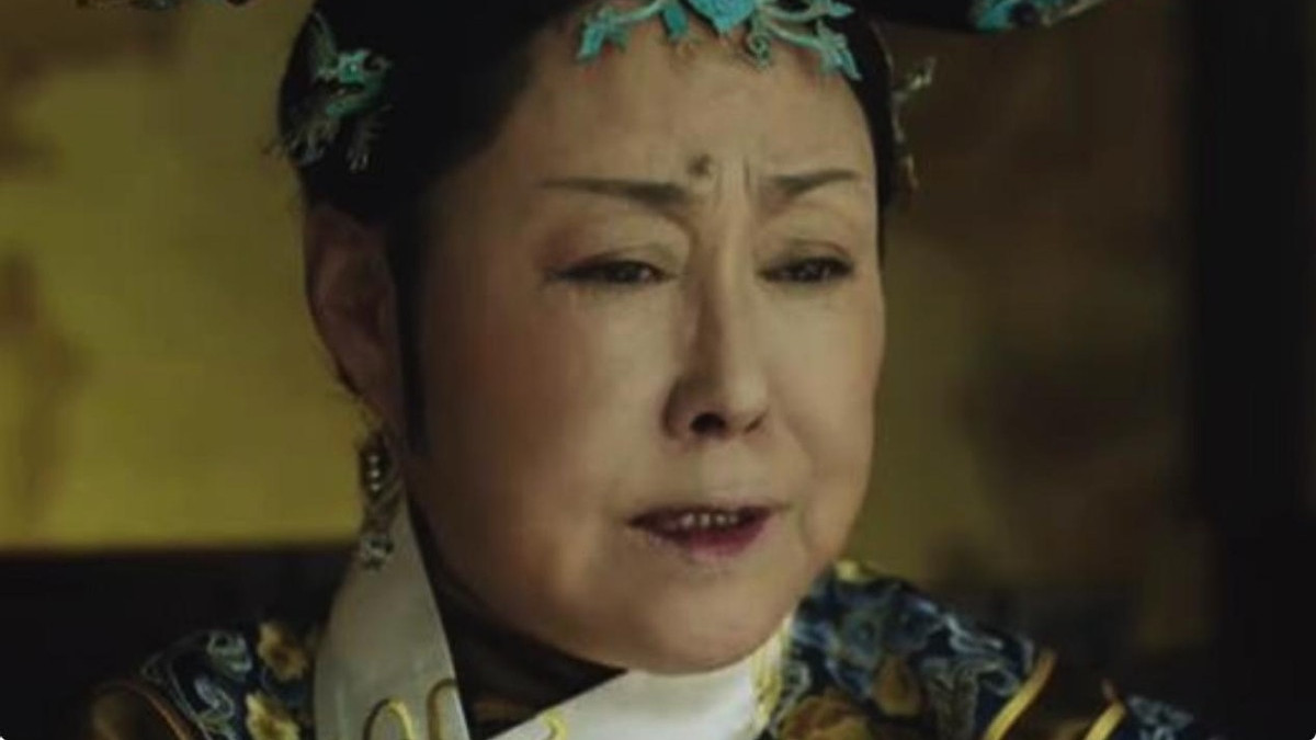 肿得像发面馒头，脸还没恢复却硬演“慈禧”，谁的审美出了问题？