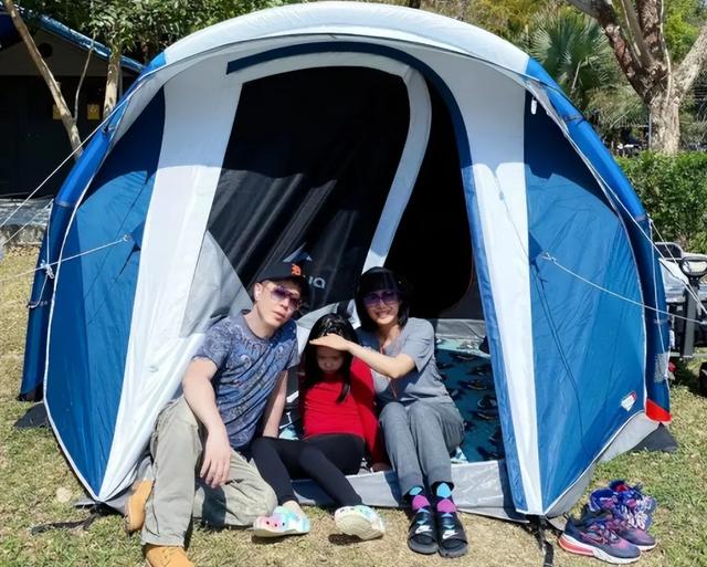 错过周星驰,嫁给黄贯中,她住深山村屋,开小破车,活成了李子柒