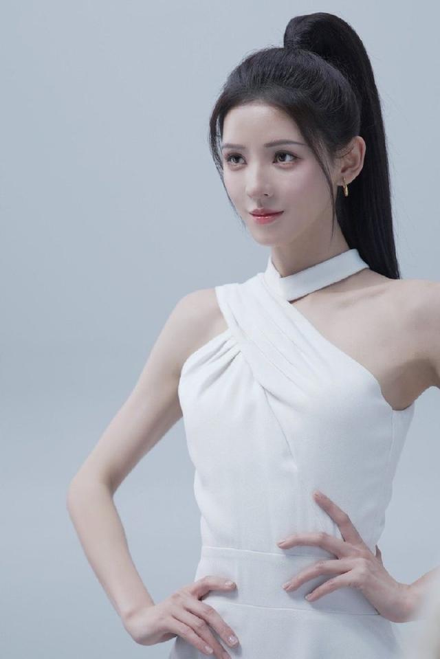 张予曦的高马尾搭配白开水妆：氧气感与绝美肩颈线条的完美融合