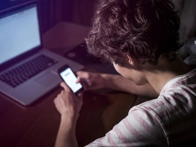 长期在睡前玩手机的人，会付出什么代价？医生：或会承受5种痛苦