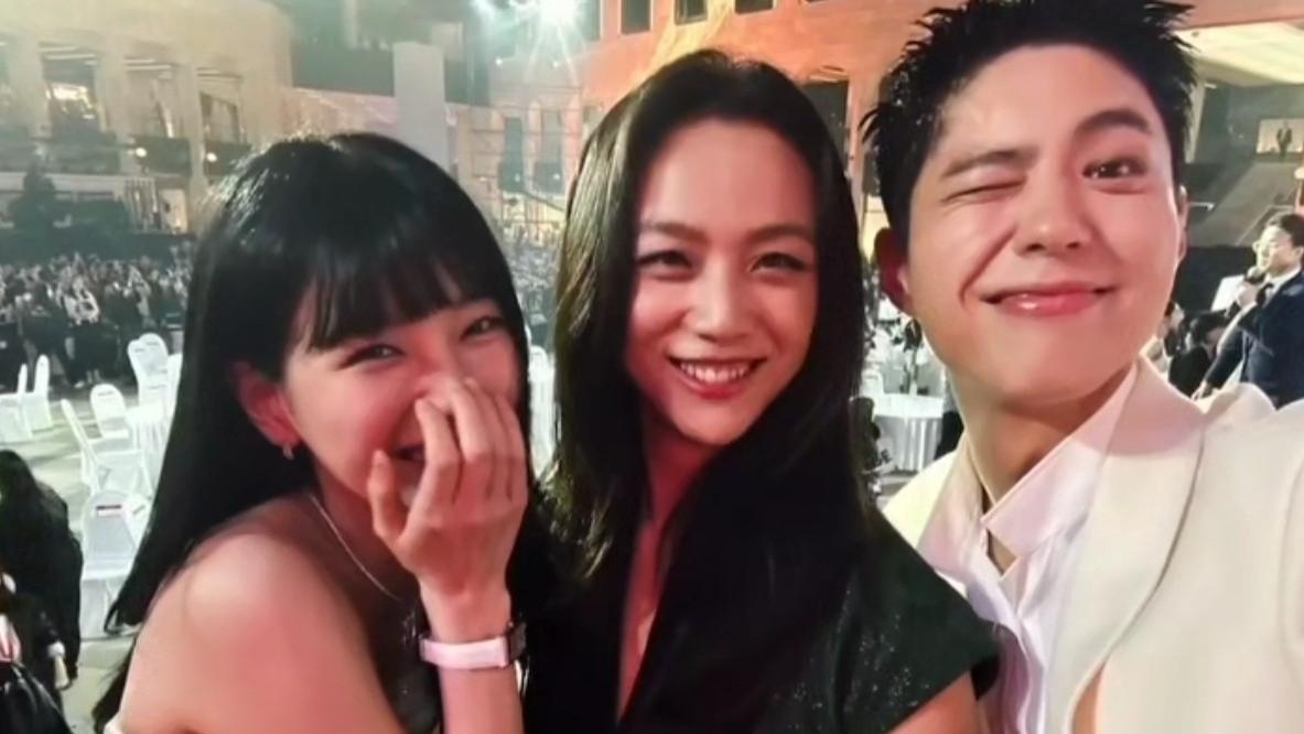 汤唯凌晨晒照：与宋慧乔开心合照，与裴秀智朴宝剑欢乐合影