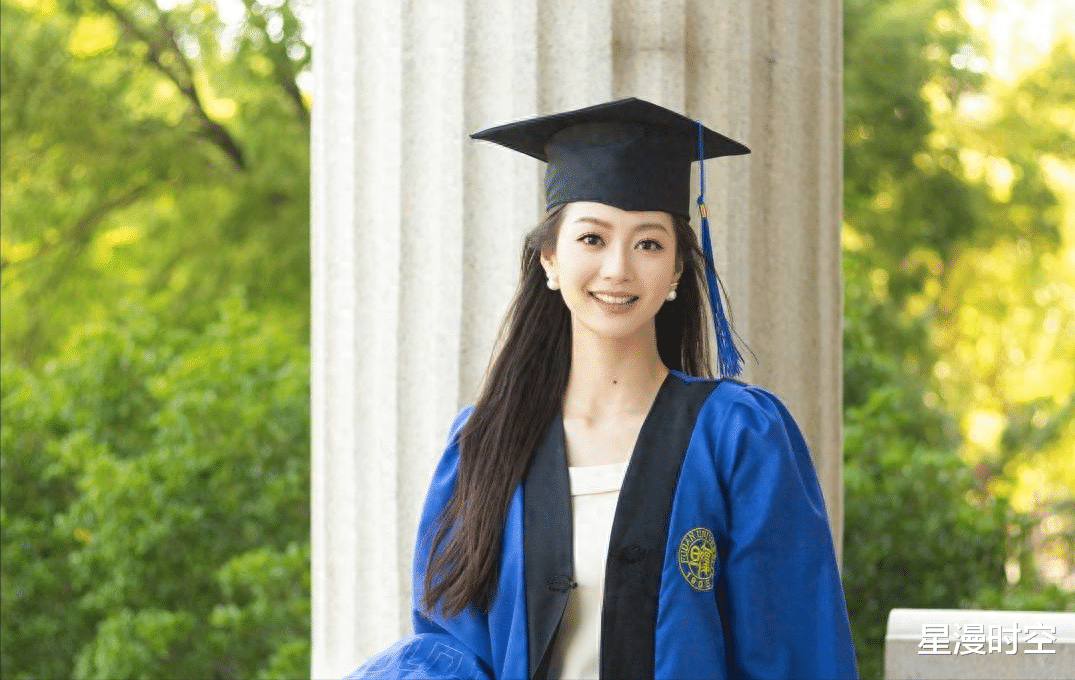 入职东方卫视后,冯琳再回母校参加拍摄!扎高马尾穿酒红衣,美腻