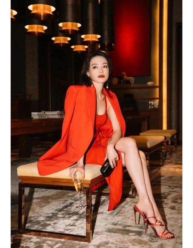 外表是仙女,私下里却是“老酒鬼”的12位女明星,蔡依林出人意料