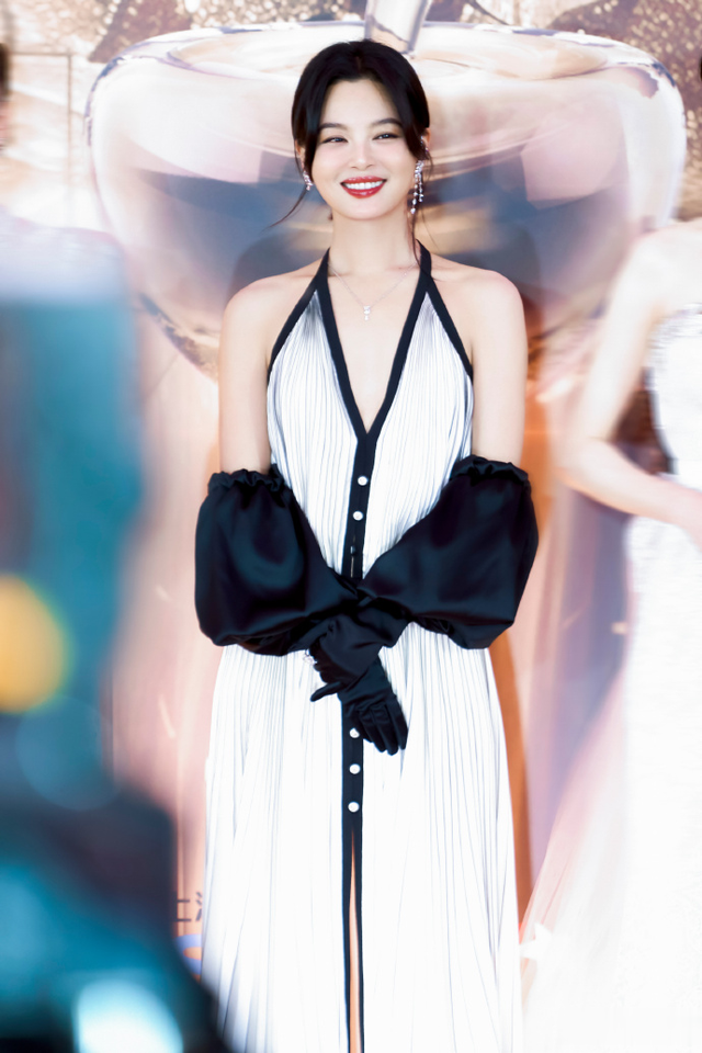 上海这一夜，李沁的美脚，董洁的臀，关晓彤的香肩，钟楚曦的腿