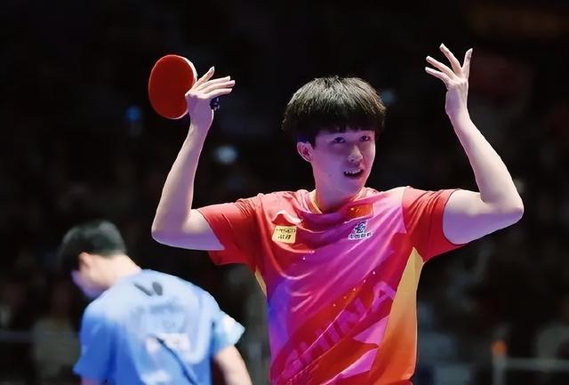 王楚钦昨晚穿搭撞衫防晒,和孙颖莎合照被吐槽,月饼掉地上被车扎