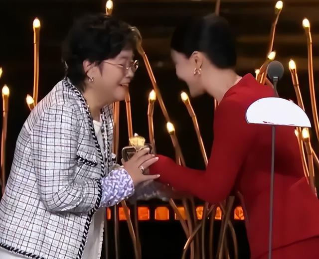 上海这一晚，被“又矮又土”的周迅惊艳，不穿暴露礼服却艳压群芳