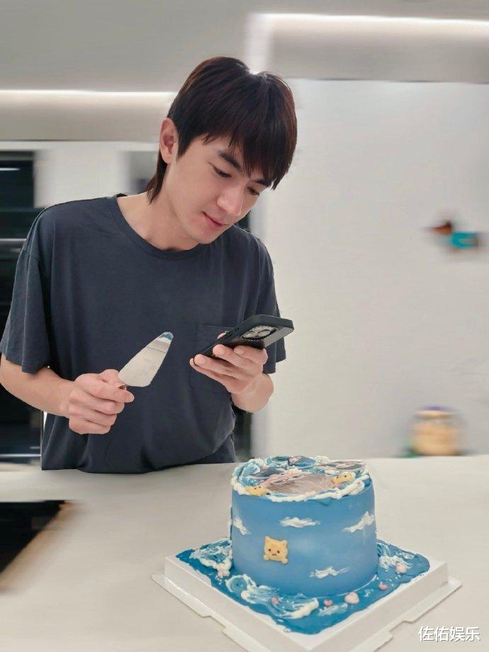 林更新晒照庆出道13周年,阳光帅气有活力,疑隔空表白赵丽颖引争议