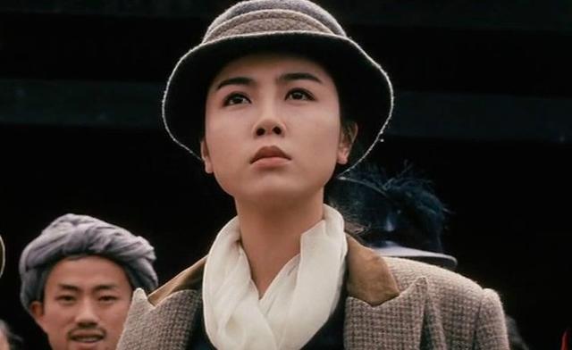 艳压黎姿却沦为富商玩物,被抛弃后成为同性恋,年过半百至今未婚