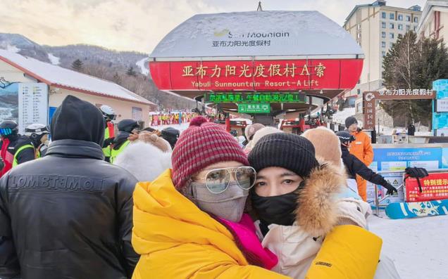 蔡少芬一家五口哈尔滨度假，穿两件羽绒服仍好冷，睫毛上挂满冰碴