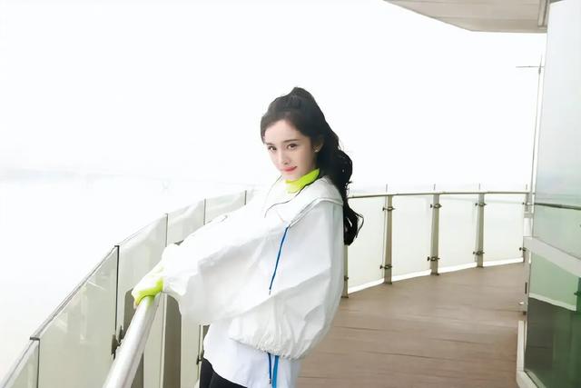 杨幂运动造型,回眸的瞬间,真是让人心动!