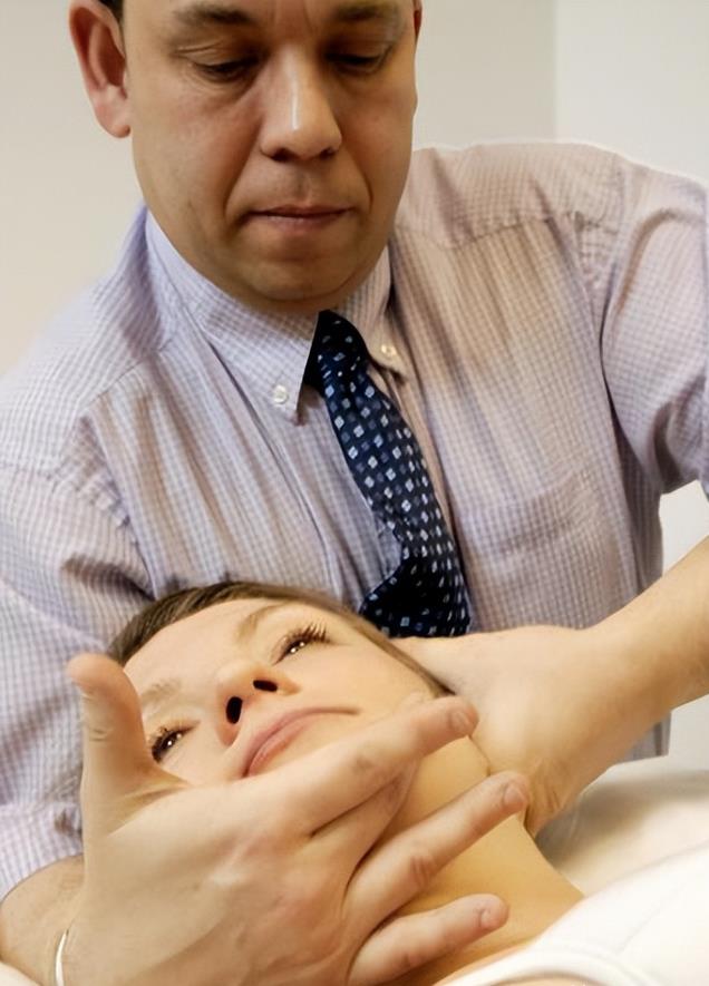 噩耗,31岁女歌手因颈部按摩离世,从瘫痪到离世仅1个月时间